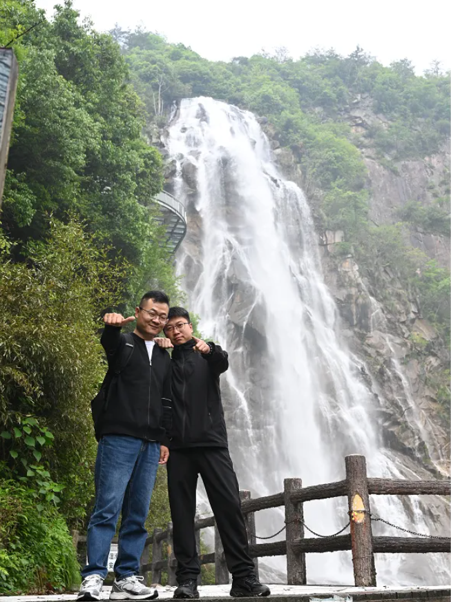 k8凯发赢家一触即发风管销售中心员工在安徽明堂山景区照片